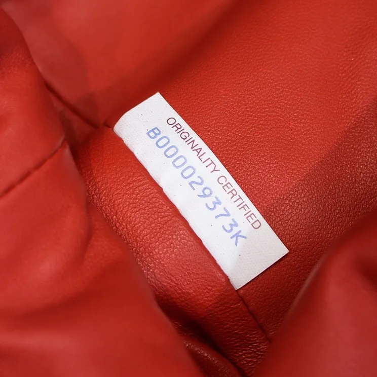 Real shot🔥🔥The counterattack of the popular Bottega Veneta started with this series of cloud bags, which went viral in the fashion circle and started a craze! Out of stock, out of stock, out of stock... One piece is hard to find, super hard to buy, regardless of age, season, or occasion. Very classy. Really, if you carry this on the road, it will turn heads! This is also the reason why this series is so expensive. Large size: 38*20*8.5cm [Big Cloud Weaving]